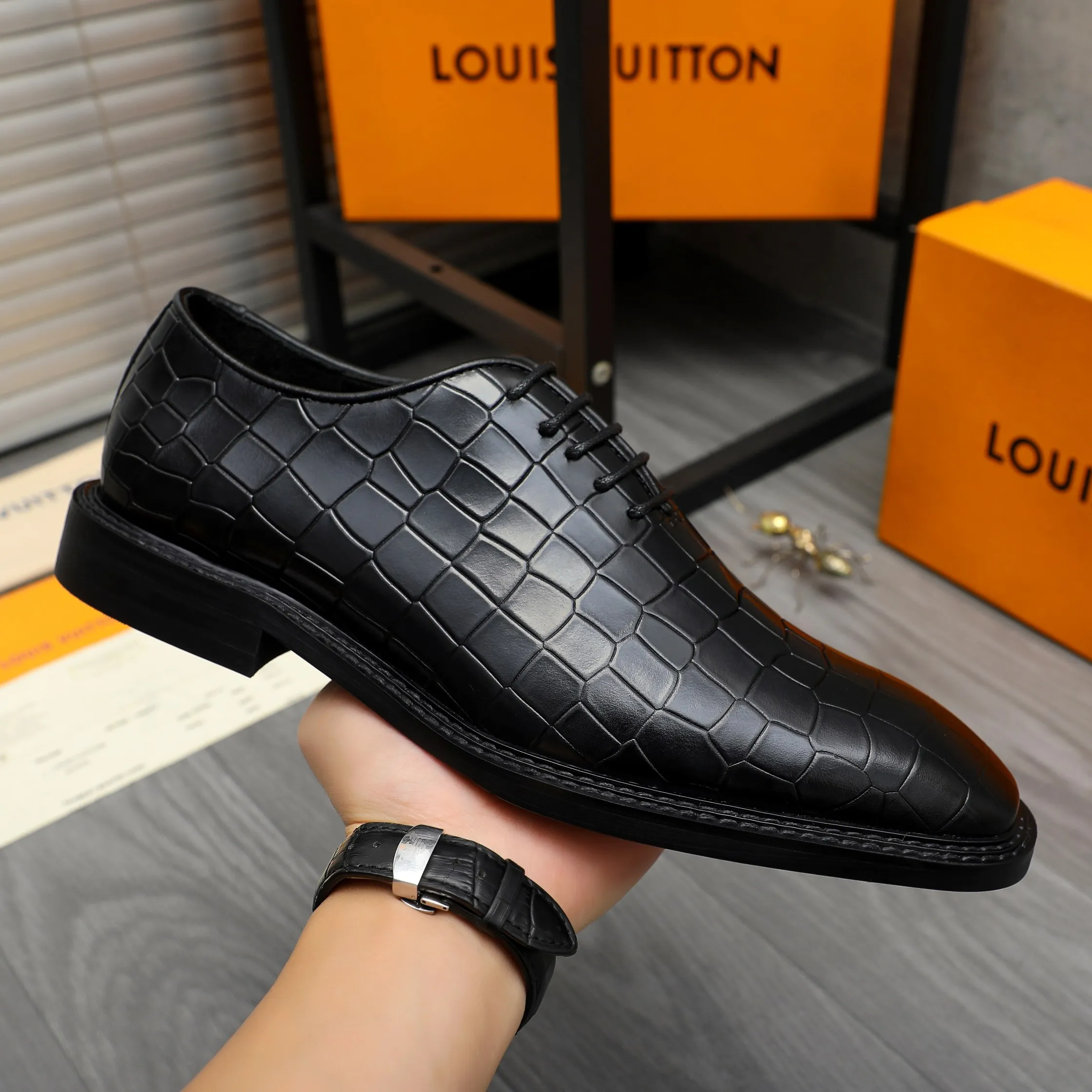 Men's shoes 💰p480 Product trademark: LV (Louis Vuitton) business lace-up leather shoes Regular size: 38-45 (45 is custom-made and non-returnable) Product materials: Selected high-quality stone grain cowhide upper, cowhide lining, rubber outsole